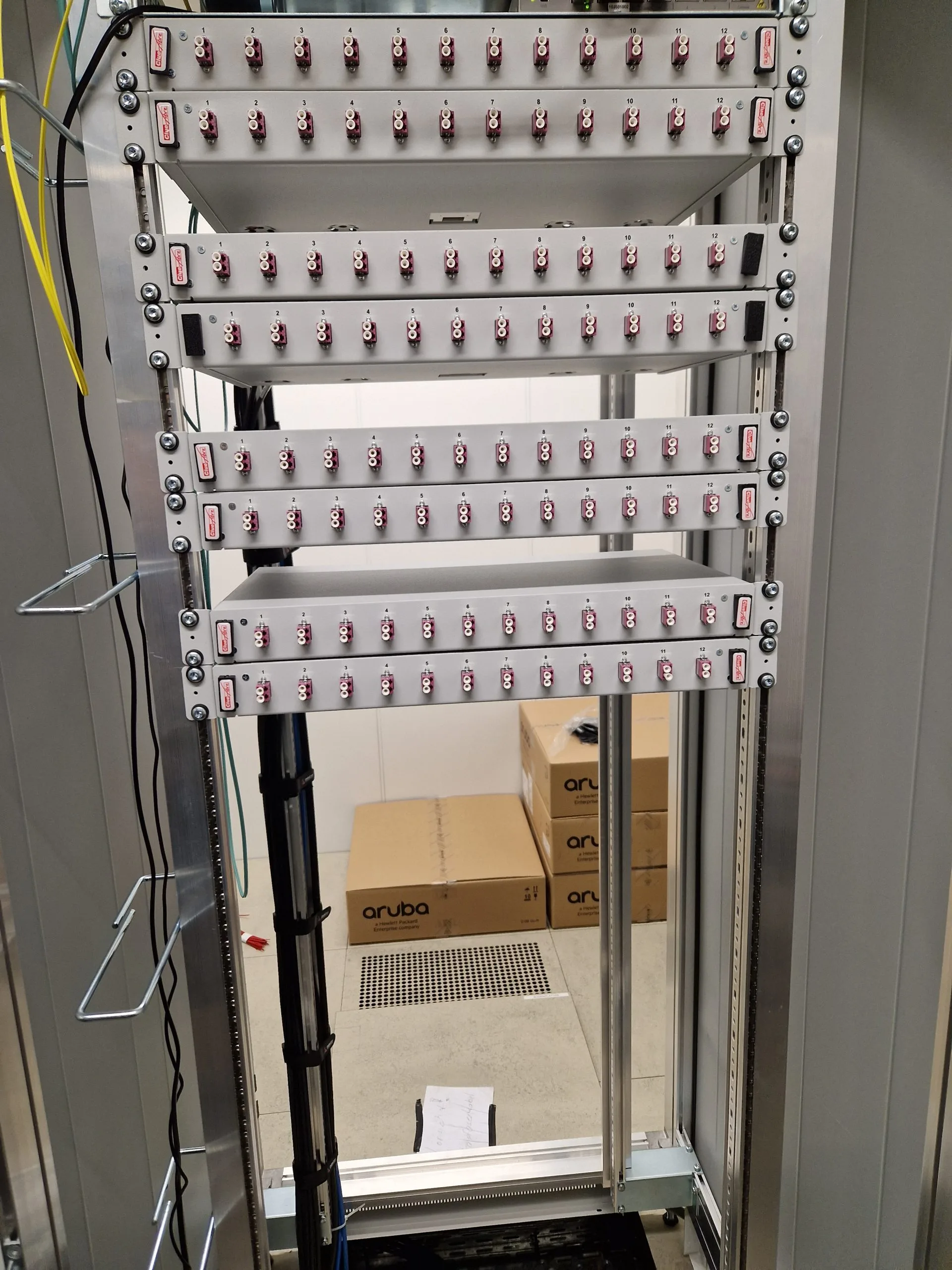 Technikschrank mit LWL-Verteilung