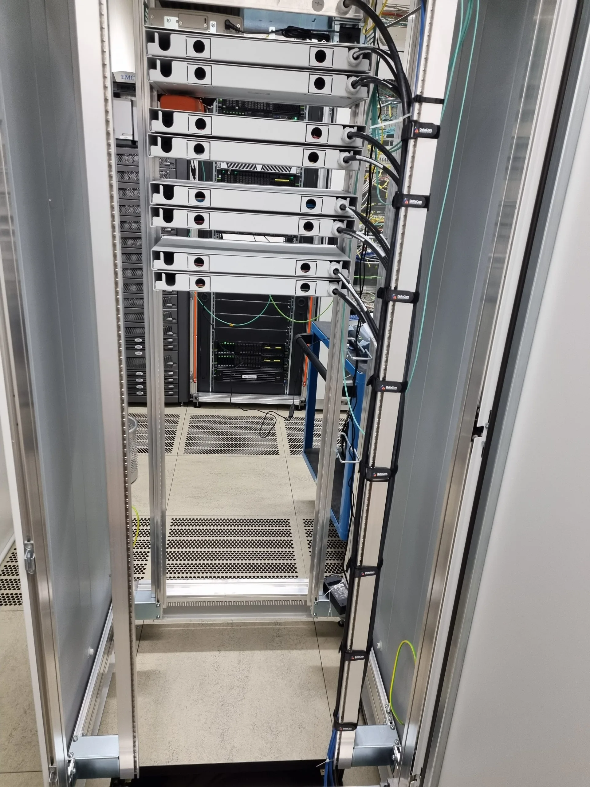 Aufgebauter Technikschrank mit strukturierter Verkabelung
