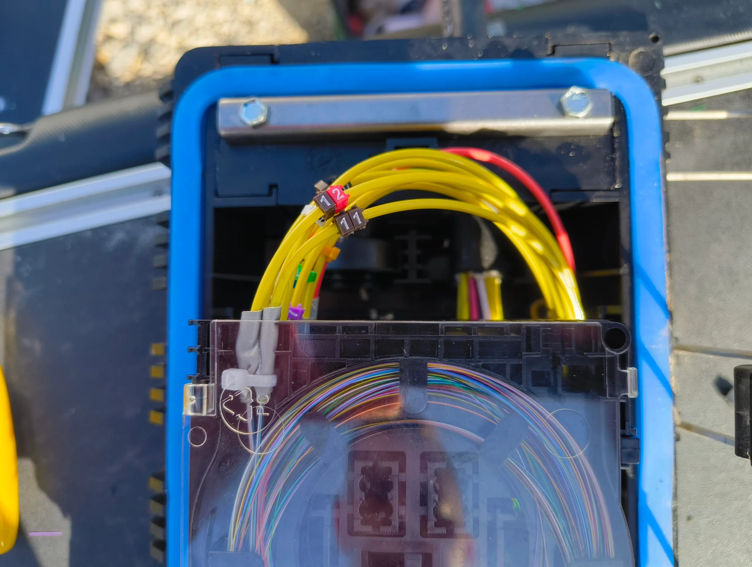 Saubere strukturierte Netzwerkverkabelung im Rack