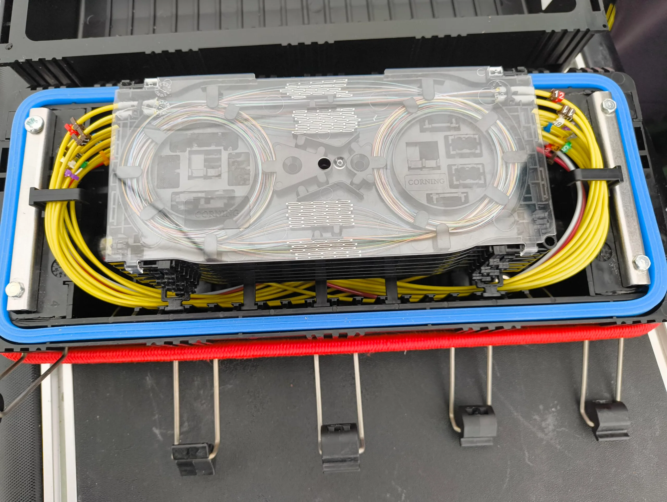 Dokumentierte Glasfaserinstallation in einer Spleißkassette